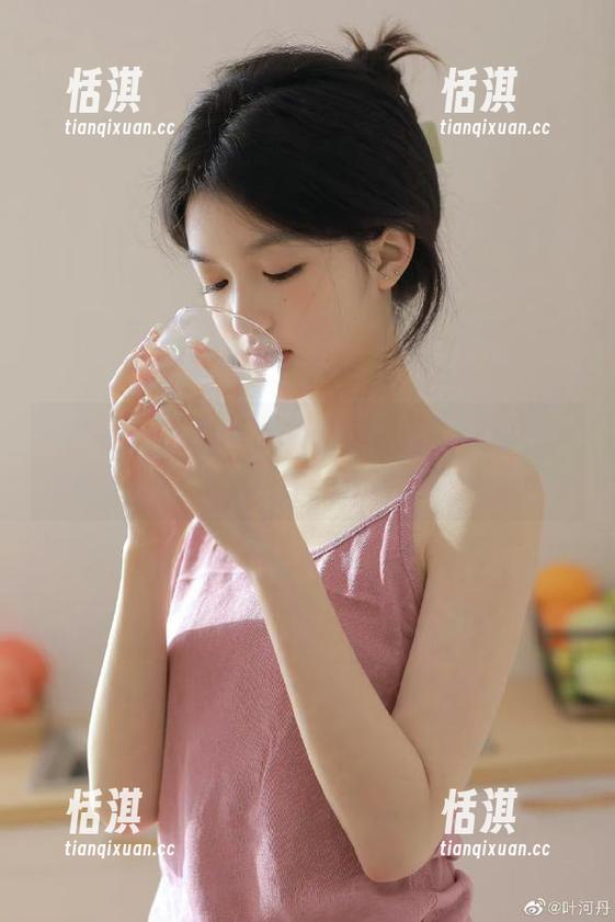语画界-乔漫妮mina 语画界 - 观看乔漫妮mina的梦幻睡衣,原图展示完美身材和无限魅力的绝妙结合