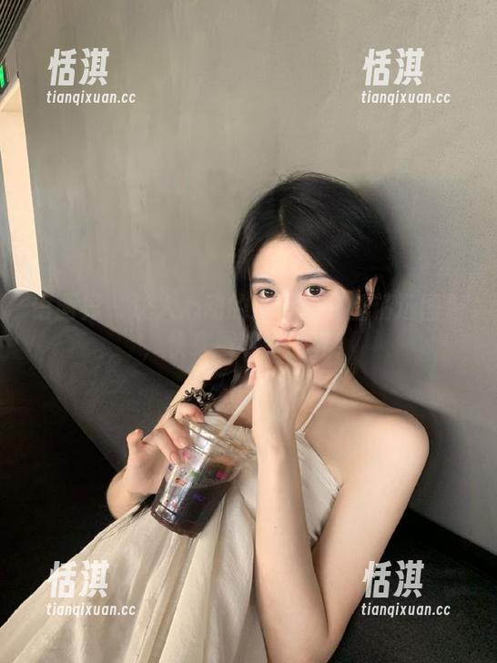 语画界 - 让人心动的波巧酱白丝精选图包，快来戳瞧新世界！