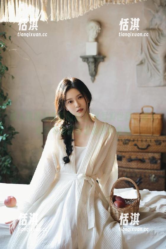 跃入趴趴捣蛋陌的红白JK写真世界，迷人套图勾勒出青春的梦幻曲线