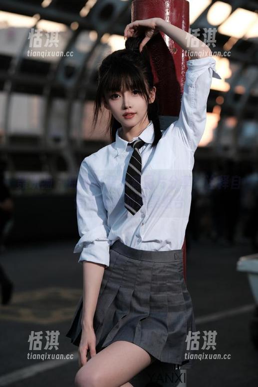轰趴猫 - 曲曲红裙全套图片分享：诠释自信与风采的完美组合
