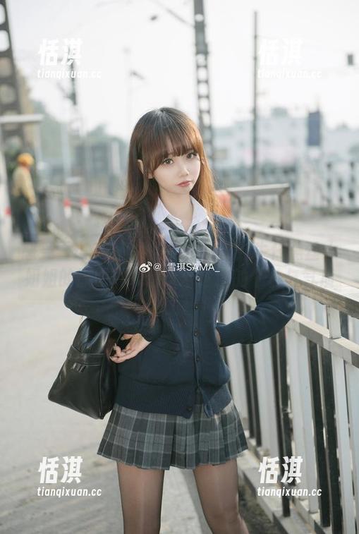 雪琪SAMA 感受雪琪SAMA的私拍之美:牛仔黑丝大姐姐的原图展现出无与伦比的个性与气质
