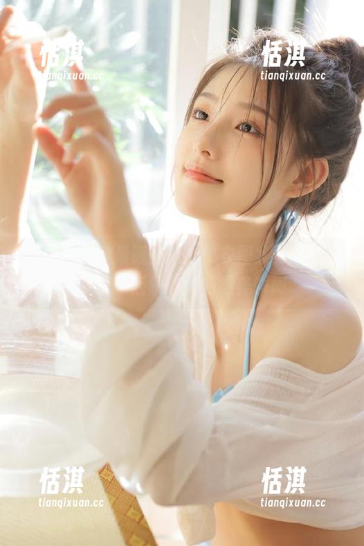 青豆客 - 何晨曦全新连体衣图集更新，让我们一起领略她的绝美瞬间