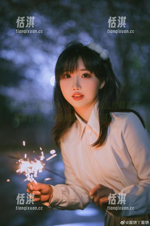 面饼仙儿 捕捉生活的美妙,观看面饼仙儿的阿克亚写真合集,感受她的创作灵感与分享!