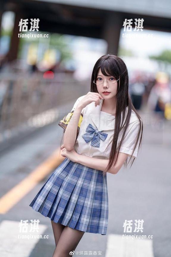 香草喵露露的水手服写真作品集：精选摄影师的独特视角