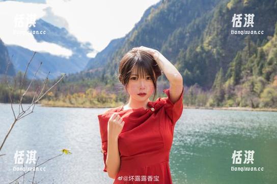 在粉白色室内里，香草喵露露的写真全集碰撞出色彩的火花