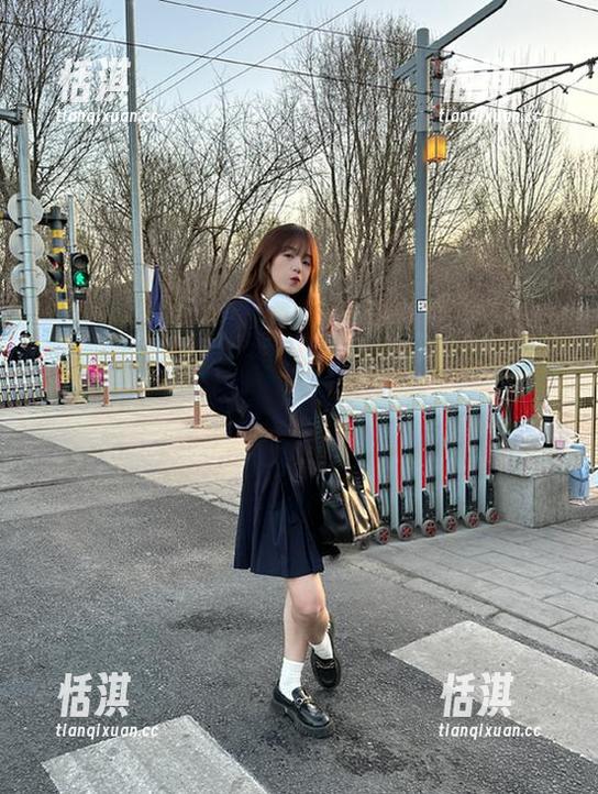 魅妍社-陆金佳Jessica 魅妍社 - 陆金佳Jessica高清写真中的裸足美学,展现灵动与自由的结合